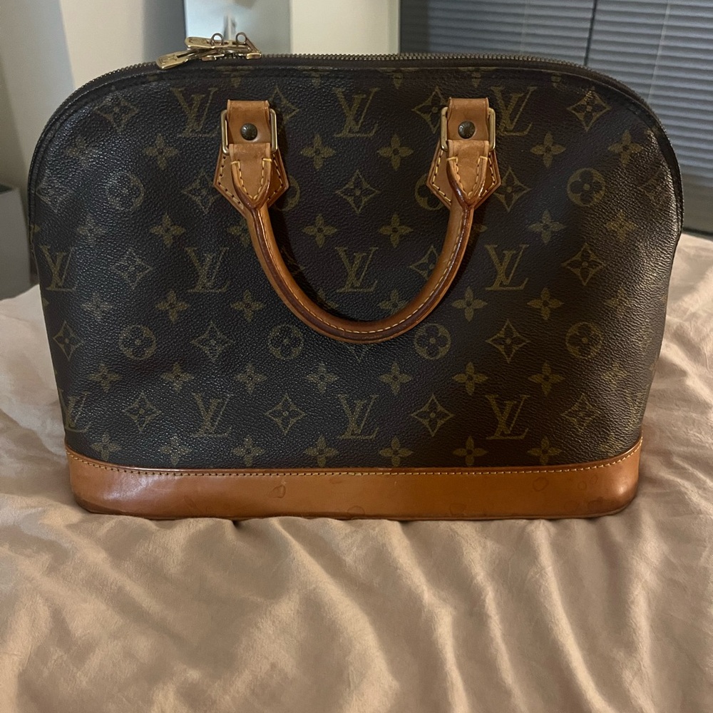 ** AUTHENTIC ** 1993 LV ALMA BAG